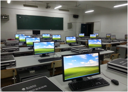 我校嵌入式专业同学在演示他们开发的智慧社区(图1) 我校嵌入式专业同学在演示他们开发的智慧社区(图1)